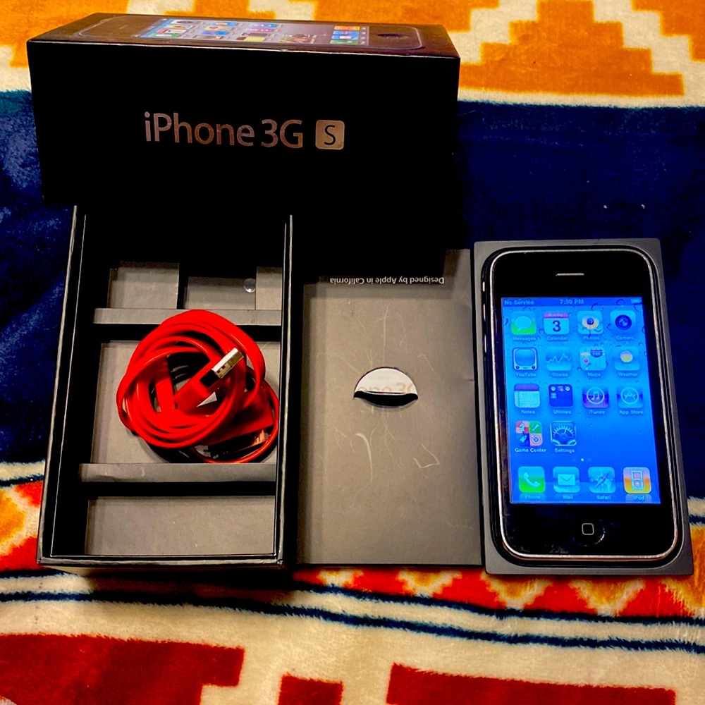 Apple iPhone 3GS with charger and original box ATT 8 GB
